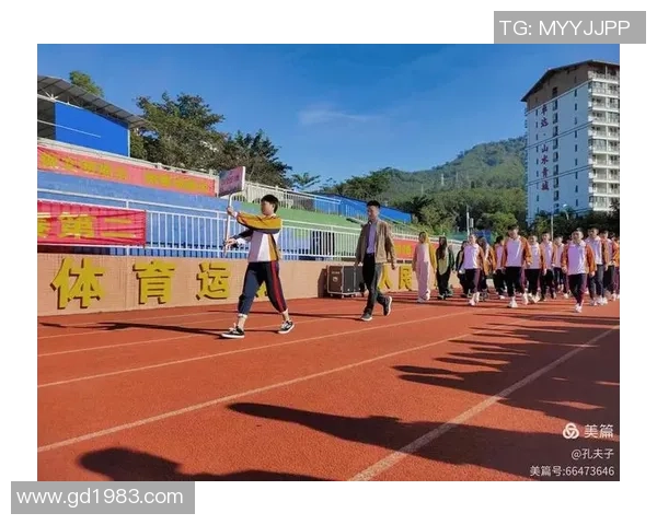 在阳光沙滩上尽情挥洒青春彩绘沙滩足球带来的欢乐与激情